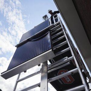 Altrex Shuttle Lift System zum Transport von Solarpanelen und/oder Werkzeug am Rollgerüst